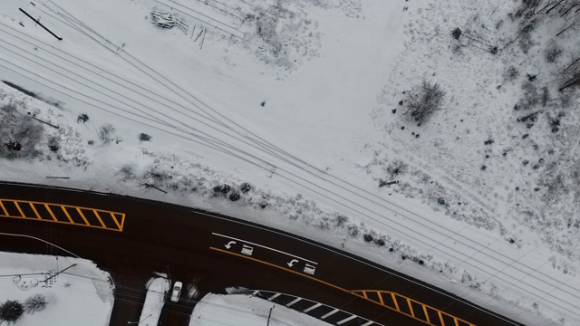 鸟瞰图，雪街用房屋覆盖，山谷被雪覆盖，冬天的路被雪覆盖视频素材