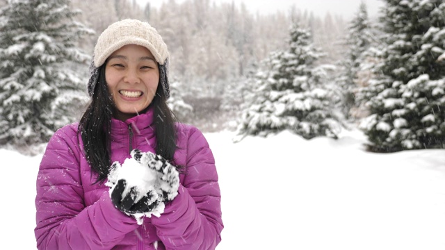 亚洲女人扔雪球到相机视频素材