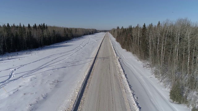 冬季工业道路与卡车交通。视频素材