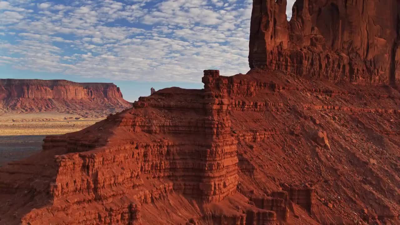 Mitten Butte，纪念碑谷在日出-空中视频素材