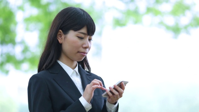 商业女性打电话给新鲜的绿色视频素材