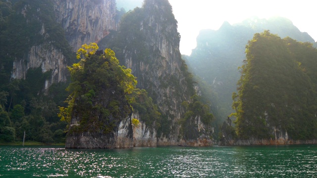 阳光照在泰国Khao Sok国家公园的Cheow Lan湖(或Ratchaprapa坝)的三个喀斯特岩石上视频素材