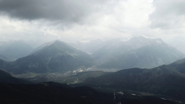 鸟瞰图。在美丽的云中飞过高山。在云中飞行。美丽的景观视频素材