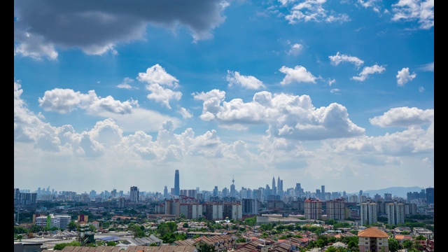 在马来西亚吉隆坡市中心上空移动的蓬松季风云的4K时间间隔。视频素材