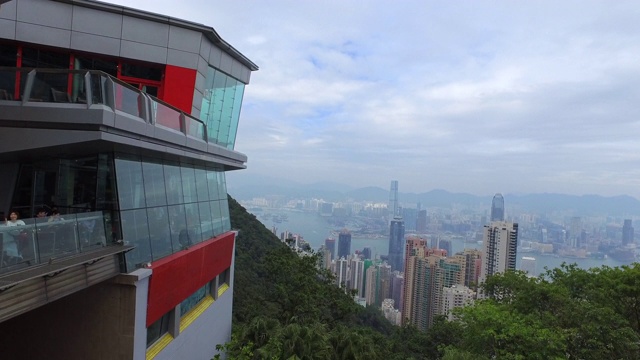 观景台和观景台俯瞰香港维多利亚港-中国香港视频素材