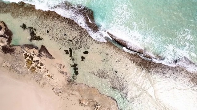 空中平底:蓝色和白色的海浪在棕色海岸-埃斯佩兰斯，澳大利亚视频素材