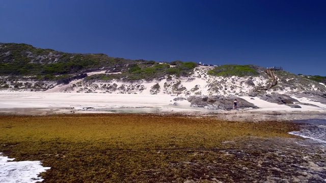 空中出口:充满活力的蓝色海浪撞击岩石海岸-埃斯佩兰斯，澳大利亚视频素材