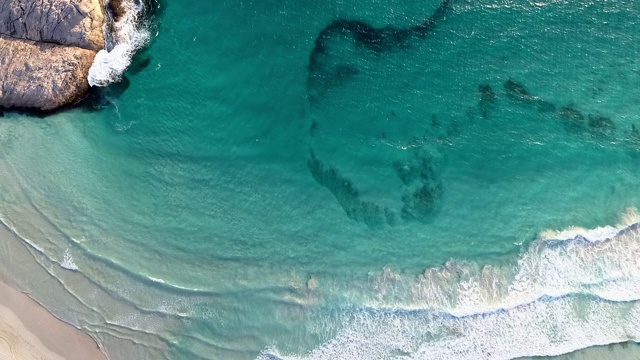 空中下降:在日光下，充满活力的蓝色海浪涌上海岸-埃斯佩兰斯，澳大利亚视频素材