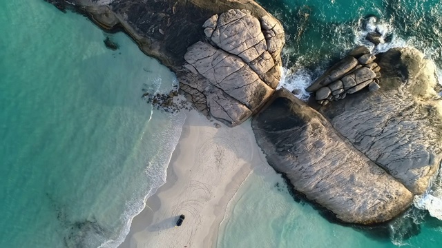 空中攀登:海岸埃斯佩兰斯附近的蓝色海浪包围的岩石视频素材