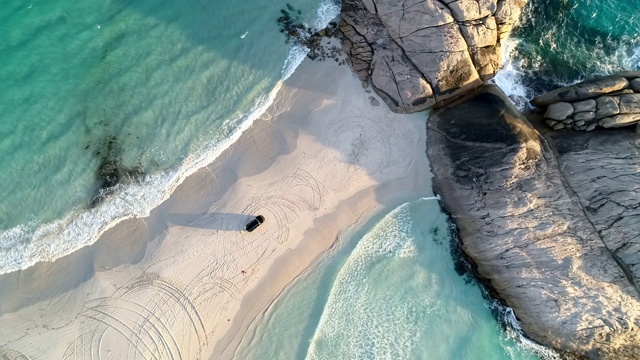 空中下降:蓝色的海浪撞击着大岩石小海岸-埃斯佩兰斯，澳大利亚视频素材