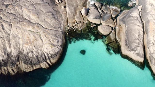 空中左:绿松石色海水包围的岩石-埃斯佩兰斯，澳大利亚视频素材