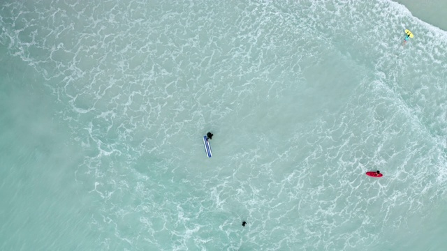 空中上升:浅蓝色海水中的冲浪者-埃斯佩兰斯，澳大利亚视频素材