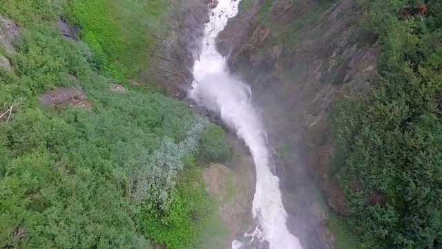 空中飞盘从右到左:瀑布在加拿大的史密瑟斯山，不列颠哥伦比亚省视频素材