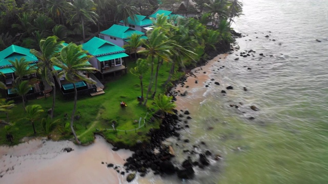 空中向前:建筑在充满活力的绿色海洋棕榈树森林-小玉米岛，尼加拉瓜视频素材