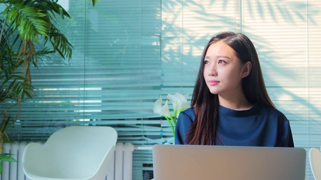 年轻女子使用笔记本电脑视频素材