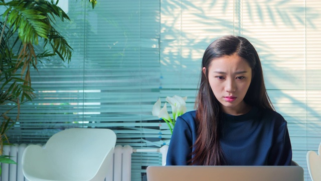 年轻女子使用笔记本电脑视频素材