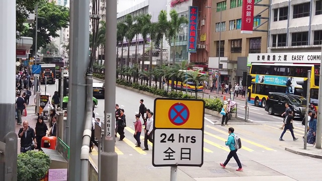 从双层缆车上观看香港街景的慢镜头。视频素材