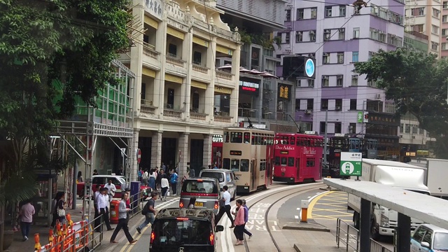 从双层缆车上观看香港街景的慢镜头。视频素材