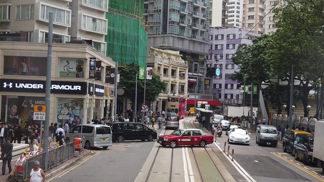 从双层缆车上观看香港街景的慢镜头。视频素材