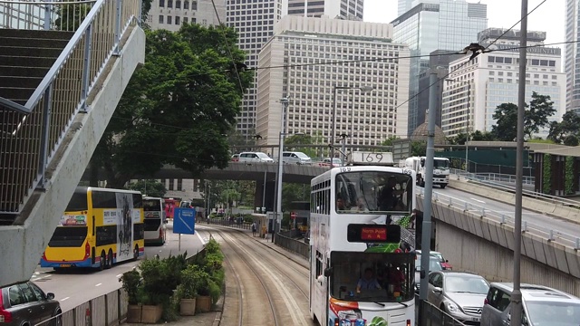 从双层缆车上观看香港街景的慢镜头。视频素材