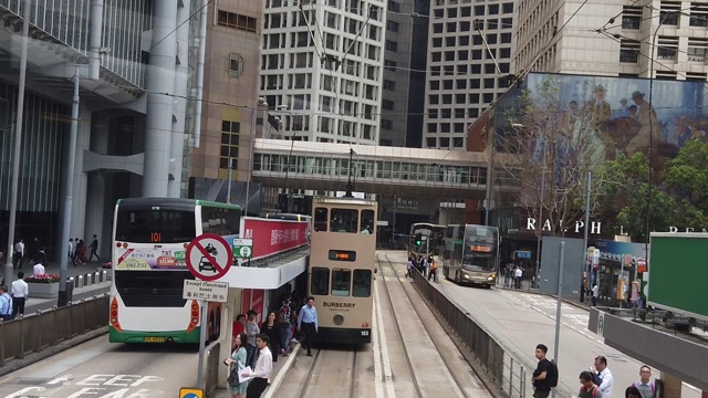 从双层缆车上观看香港街景的慢镜头。视频素材