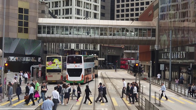 从双层缆车上观看香港街景的慢镜头。视频素材