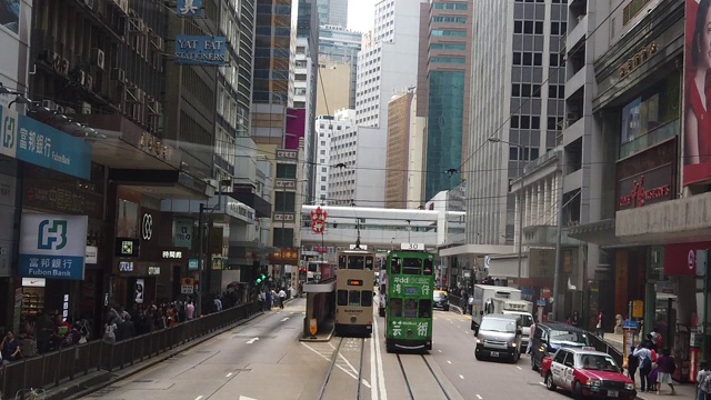 从双层缆车上观看香港街景的慢镜头。视频素材