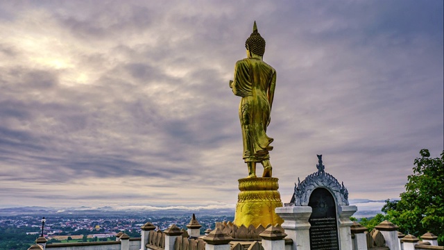 金色佛像与云雾的延时
泰国北部南佛寺的天空和城市景色视频素材