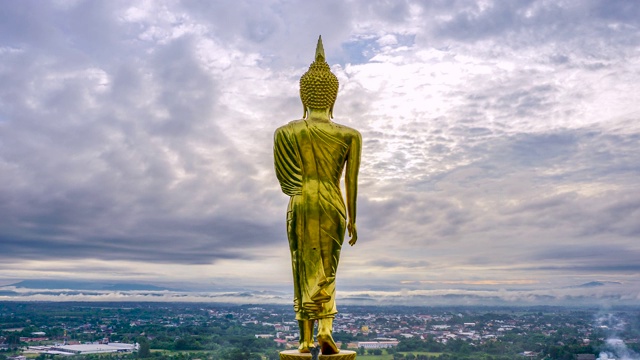 金色佛像与云雾的延时
泰国北部南佛寺的天空和城市景色视频素材