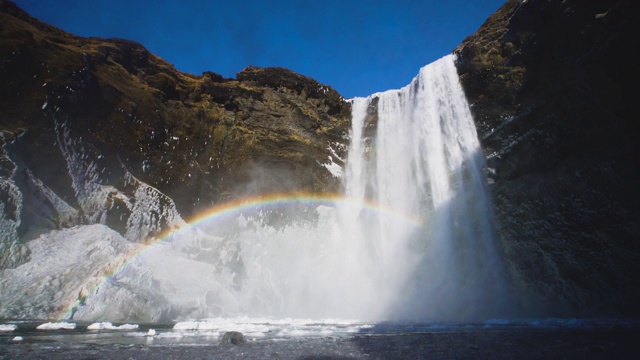 Skogafoss，冰岛雷克雅未克黄金圈最大的瀑布之一。水流很猛，水花落在相机上。4 k的决议视频素材