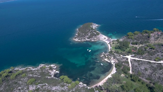 海湾鸟瞰图，两个小海滩视频素材