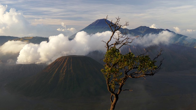 烟雾来自布罗莫火山，这是一个活火山，位于布罗莫腾格塞马鲁国家公园，东爪哇，印度尼西亚。视频素材