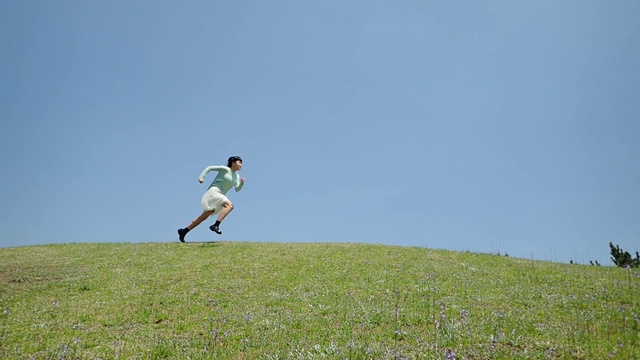 一个日本女孩在蓝天上奔跑视频下载