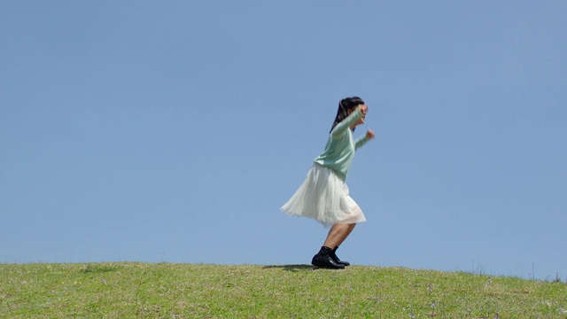 日本女孩在蓝天上跳跃视频下载