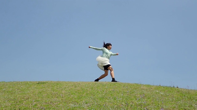 一个日本女孩在蓝天上奔跑跳跃视频下载