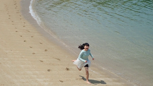 一个日本女孩在沙滩上跑步视频下载