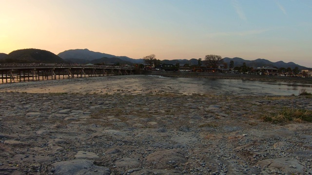 京都岚山的直津京桥景观视频素材