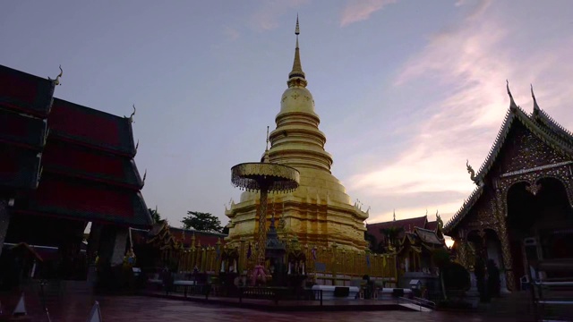 时光流逝，在泰国北部兰汶著名的佛教寺庙Wat Phra That Haripunchai视频素材