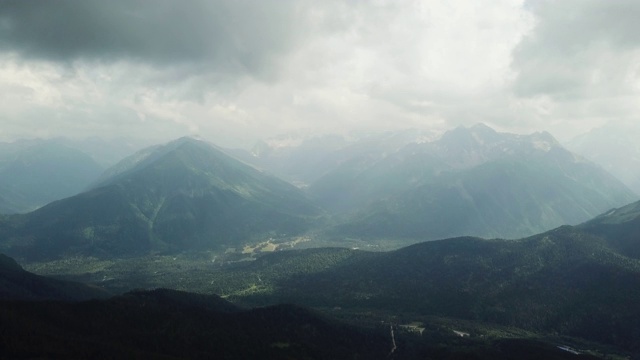 鸟瞰图。在美丽的云中飞过高山。在云中飞行。美丽的景观视频素材