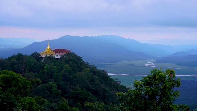 时间流逝在佛寺，Doi Koeng，著名的佛教寺庙在山顶上清迈，泰国北部视频素材