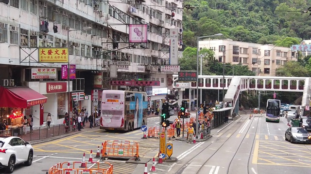 从双层缆车上观看香港街景的慢镜头。视频素材