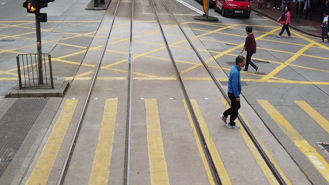 从双层缆车上观看香港街景的慢镜头。视频素材