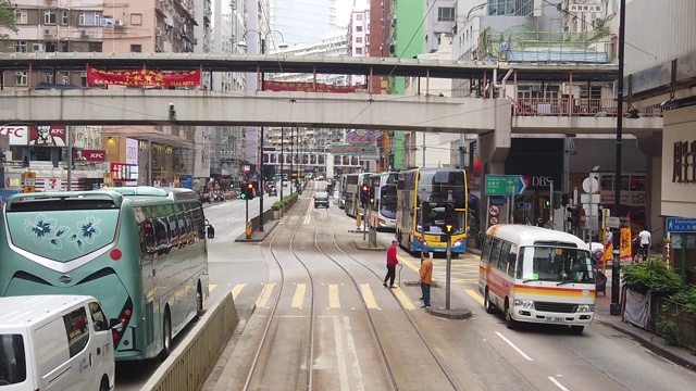 从双层缆车上观看香港街景的慢镜头。视频素材