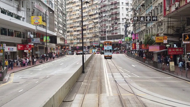 从双层缆车上观看香港街景的慢镜头。视频素材