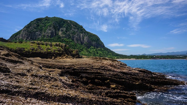 济州岛西浦永美日海滩上的三帮三山(看起来像龙的头)视频素材