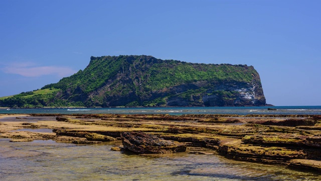 光芝木海滩和Seongsan Ilchulbong凝冰锥在西浦，济州岛视频素材