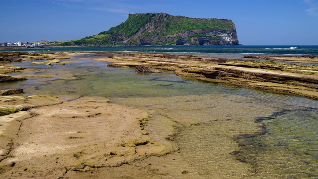 光芝木海滩和Seongsan Ilchulbong凝冰锥在西浦，济州岛视频素材