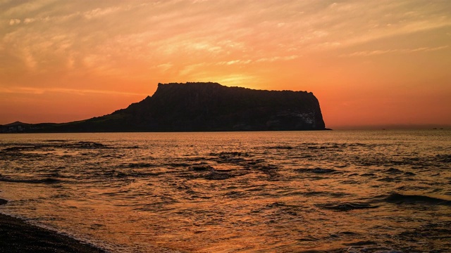 Seongsan Ilchulbong Tuff over the sea Cone，济州岛西浦视频素材