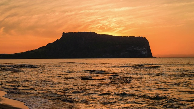 Seongsan Ilchulbong Tuff over the sea Cone，济州岛西浦视频素材