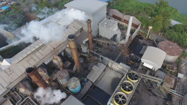 烟雾，来自工厂的空气污染，空中拍摄视频素材